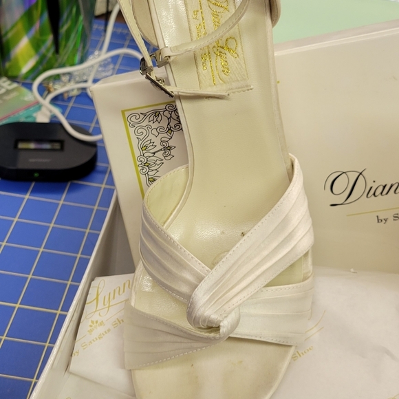 Diane Lynn by Saugus Shoe White Silk 7B - Picture 4 of 10